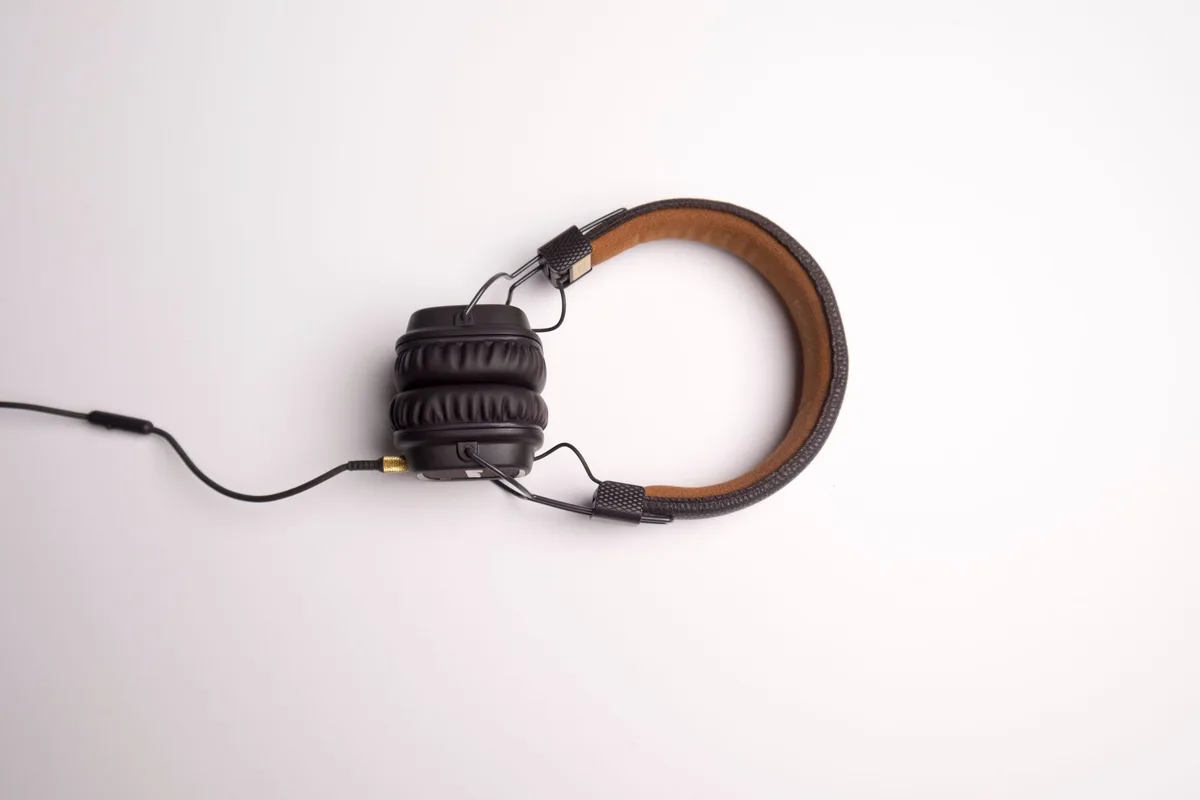 earbuds vs headphones